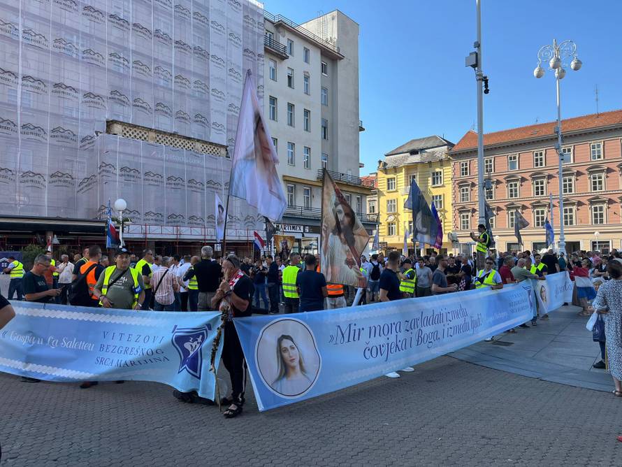 FOTO Muškarci klečali na Trgu: Molili za Thompsonov koncert  te da ne padne ni kap kiše!