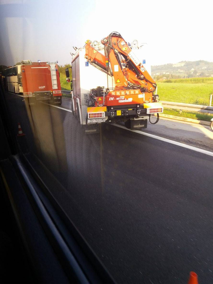 Vozačica umrla na mjestu, auto skoro završio na krovu dvorane