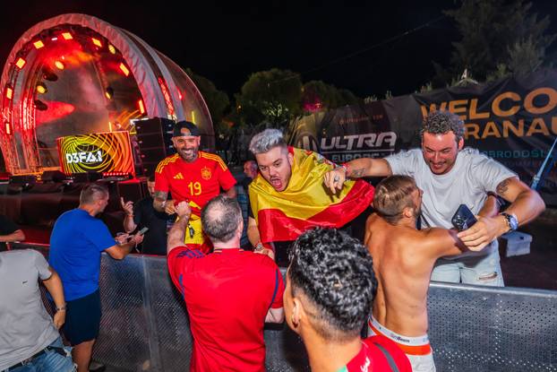 Split: Druga večer Ultra Europe Festivala, slavlje Spanjolskih navijaca nakon pobjede na Euru.