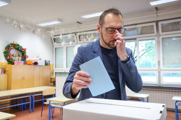 Zagreb: Kandidat za gradonačelnika Tomislav Tomašević glasovao u drugom krugu lokalnih izbora