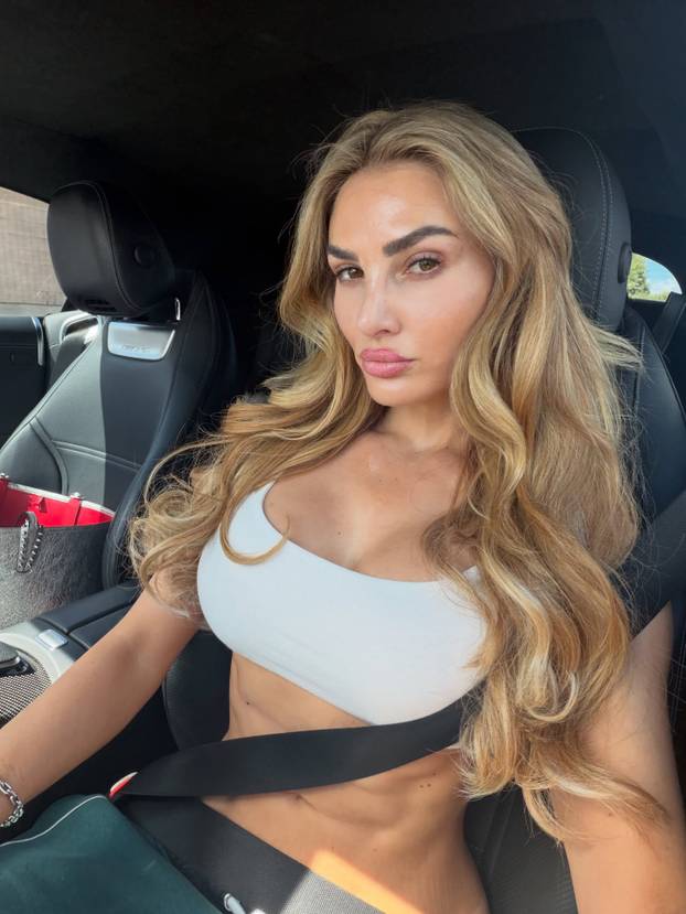 FOTO Možda ste ju sreli... Bujna influencerica posjetila Jadran: 'Ja sam u Hrvatskoj, a vi niste'