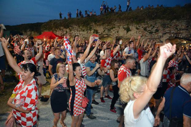 Slavonski Brod: Atmosfera za vrijeme nogometne utakmice Argentina - Hrvatska