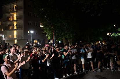 FOTO Veliki doček za prvake u futsalu: Kod studentskog doma bile stotine ljudi, palili baklje