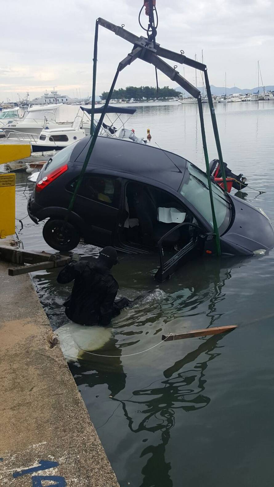 Udarila autom u stup pa upala u more: Isplivala je kroz prozor