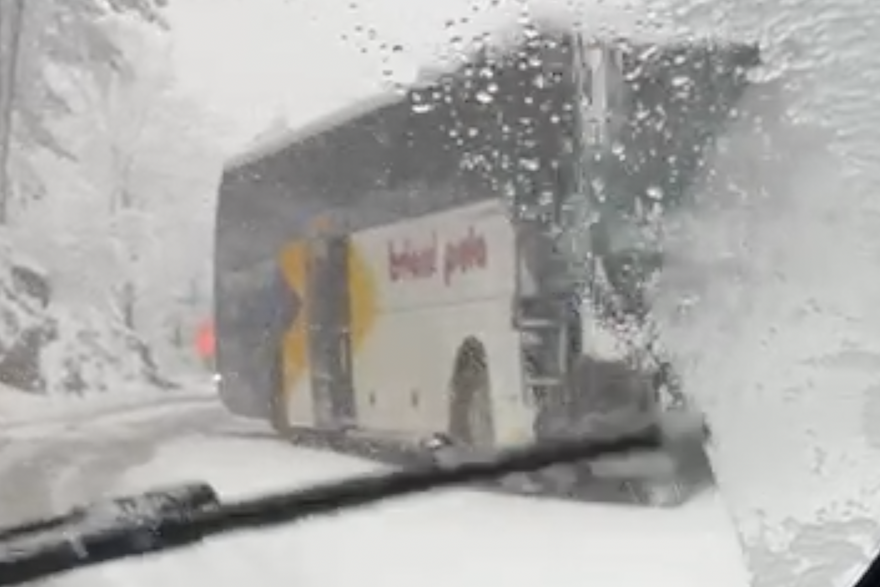 Autobus udario u stijenu