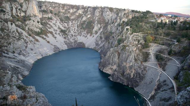 Bajkovita jezera u Imotskom: Voda prekrila 'vilinske pećine'