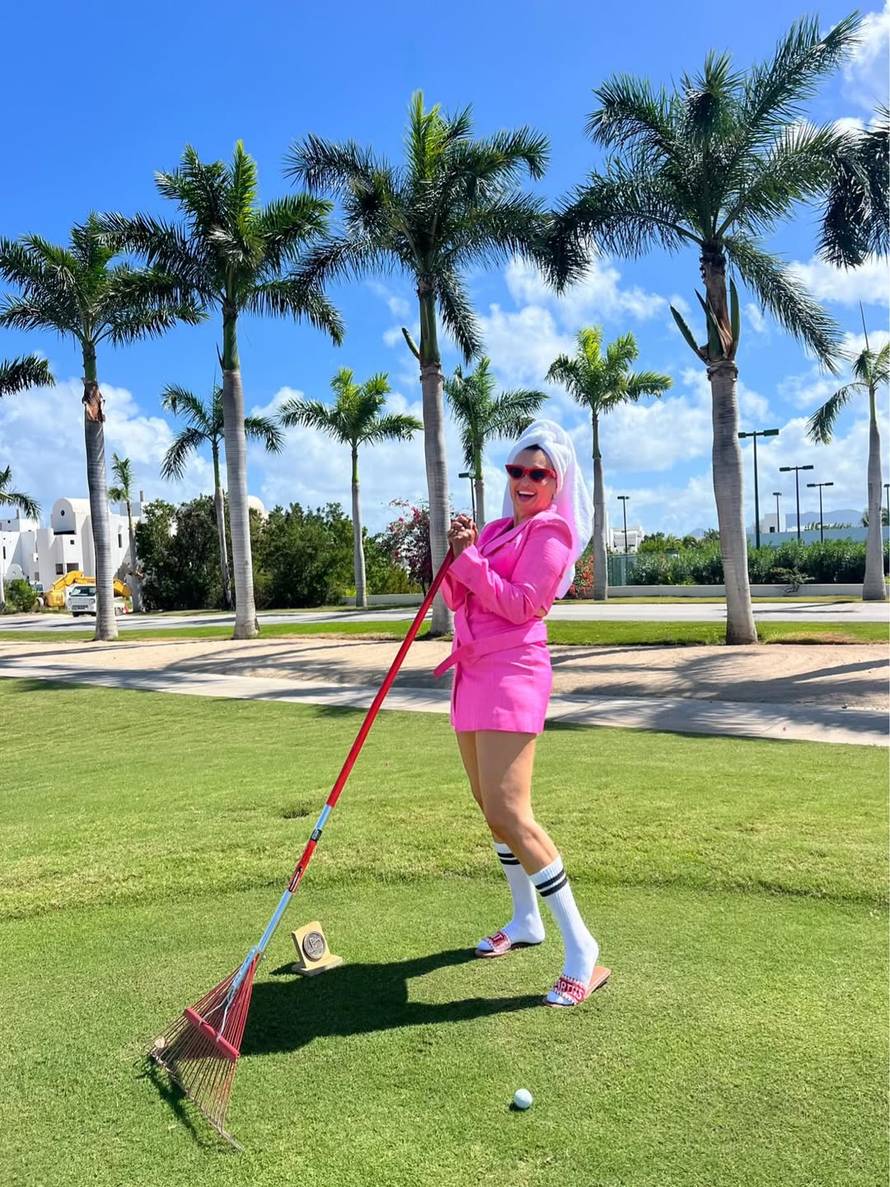 FOTO Svi gledaju u Ninine noge: Ovako igra golf na Karibima