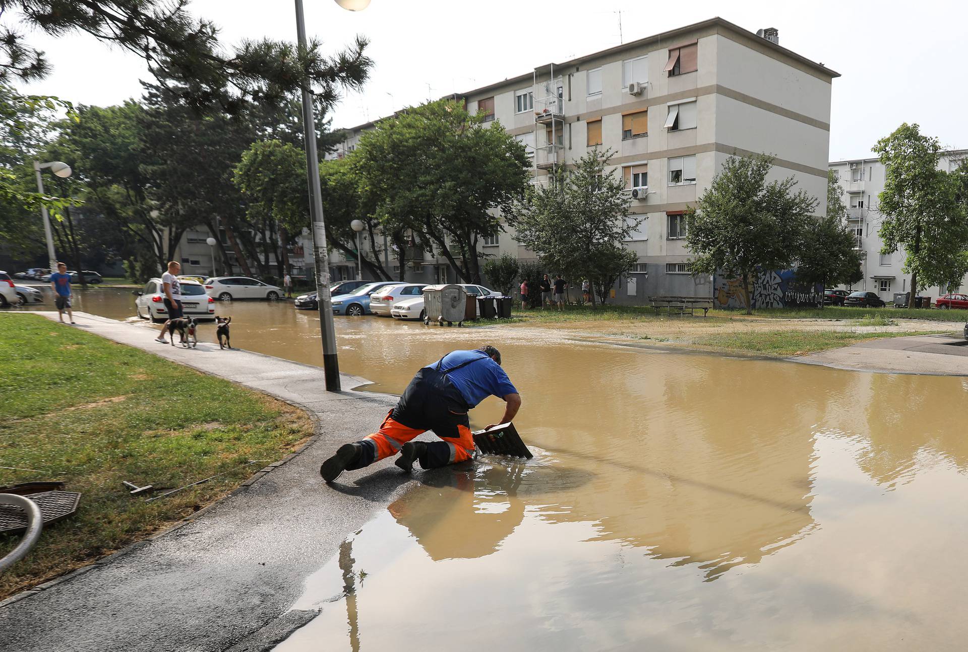 Zagreb: U Gajnicama pukla cijev, poplavila cijelu ulicu