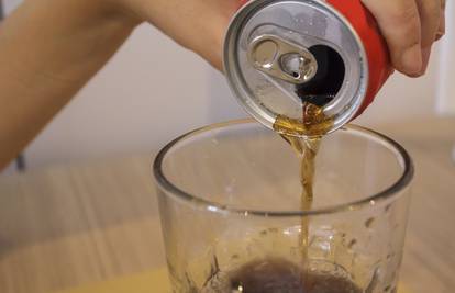 Je li i vama okus gaziranog soka različit pijete li ga iz plastike, stakla ili limenke? Evo zašto
