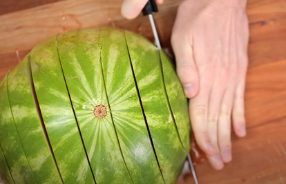 Top pet genijalnih načina kako izrezati lubenicu brzo i efikasno