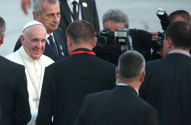 Sarajevo: Papa je odvojio vrijeme prije polijetanja za pozdravljanje i pokoju šalu s prisutnima