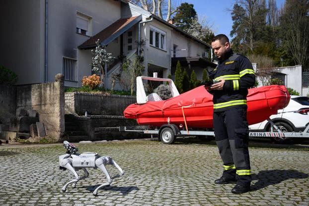 Zagreb: Demonstracija suradnje vatrogasne postrojbe i robotskog psa Unitree Go2 