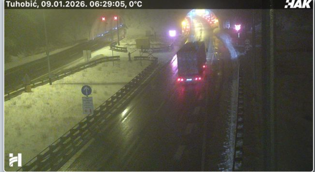 FOTO Snijeg, led i debeli minusi: Pogledajte stanje na cestama, u Lici i Dalmaciji pada snijeg