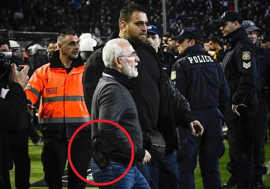 Kaos u Grčkoj! Gazda PAOK-a s pištoljem 'uletio' na travnjak