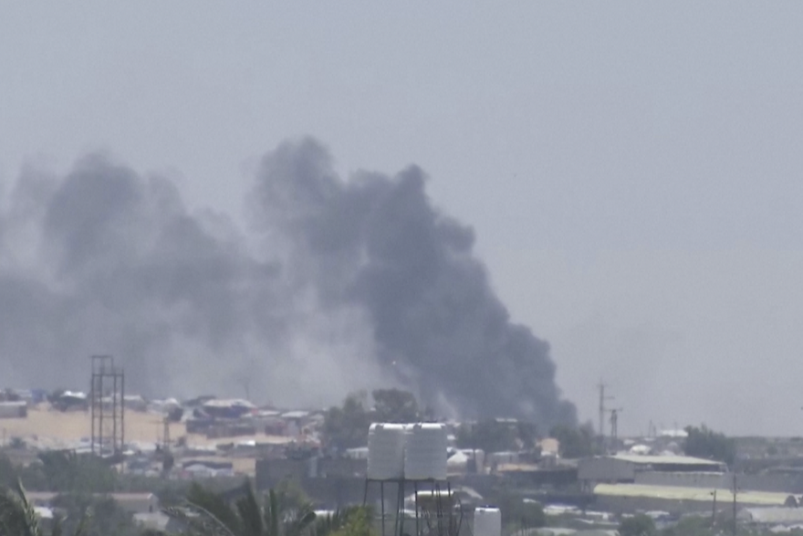 Gusti crni dim nadvio se nad horizontom Rafaha