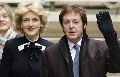 Paul McCartney zaboravio zakopčati šlic na večeri