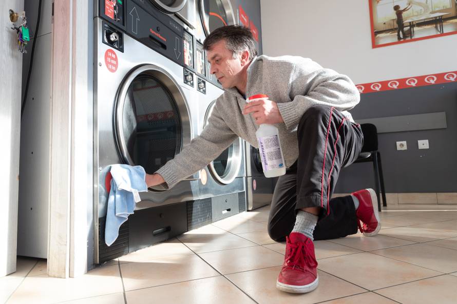 Zagrepčanin: Ako žene mogu kositi, mogu i ja prati podove