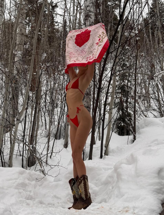 FOTO Dame u crvenom otapaju srca: One znaju kako zavesti...