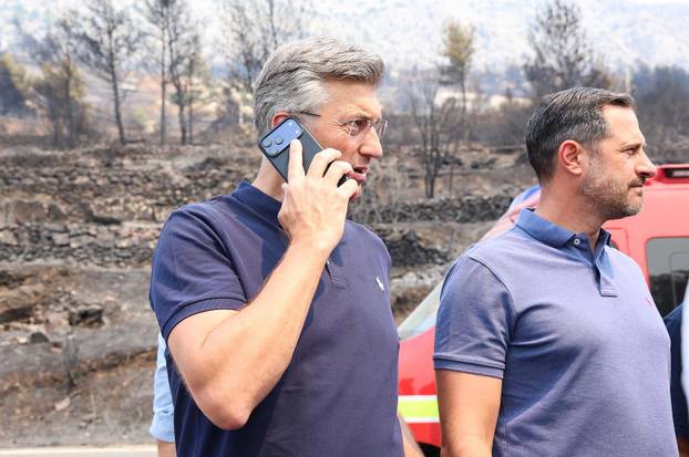 Premijer Andrej Plenković u obilasku požarišta u Omišu