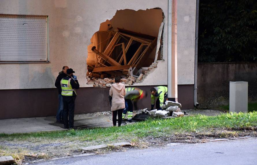 Nova Gradiška: Zabio se automobilom u kuću i poginuo