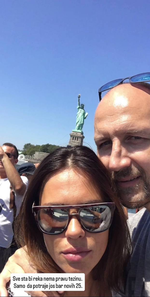 FOTO Viktorija i Dino Rađa imali srebrni pir: 'Još bar novih 25..'