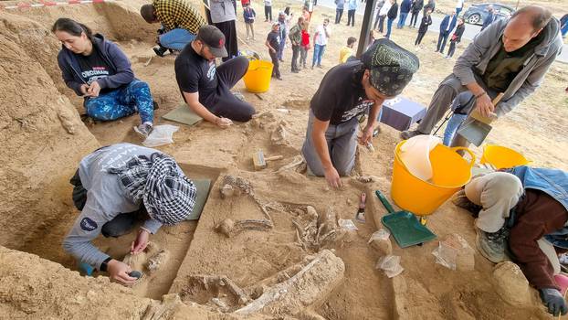 Georgian archaeologists show a 1.8-million-year-old tooth found near Orozmani