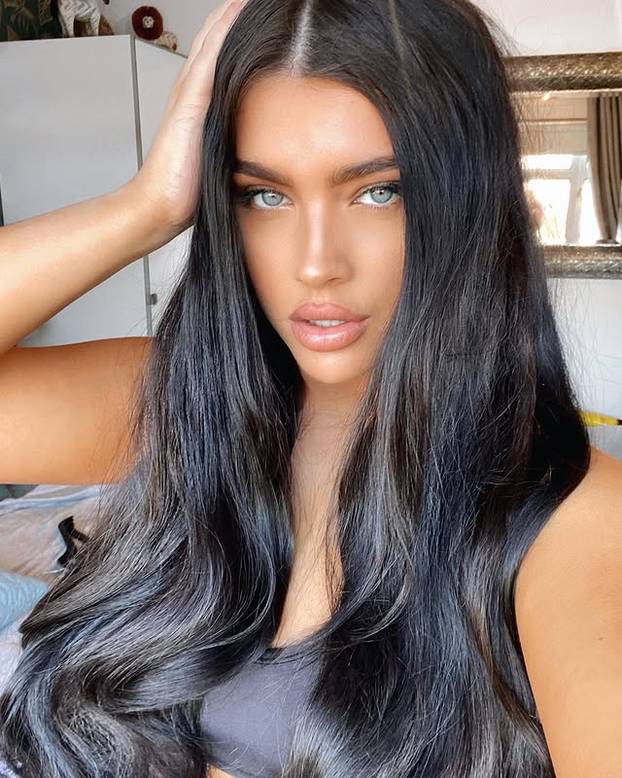 FOTO Istaknula je grudi za Dan zaljubljenih pa ju izvrijeđali: 'Slomila me tolika mržnja'