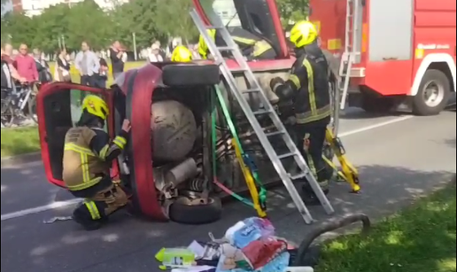 DRAMA U ŠPANSKOM Automobil se okrenuo na bok blizu tržnice. Vatrogasci uspjeli izvući vozača!