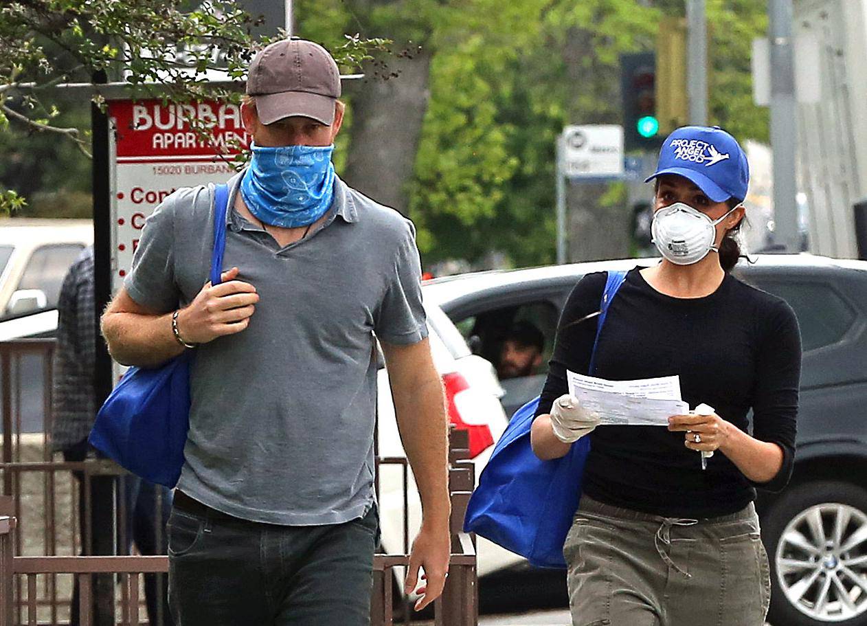 *PREMIUM EXCLUSIVE STRICTLY NO WEB UNTIL 1300 EDT 19TH APR* Prince Harry and Meghan Markle are seen in LA wearing masks as they deliver meals to residents in need during the COVID-19 pandemic.