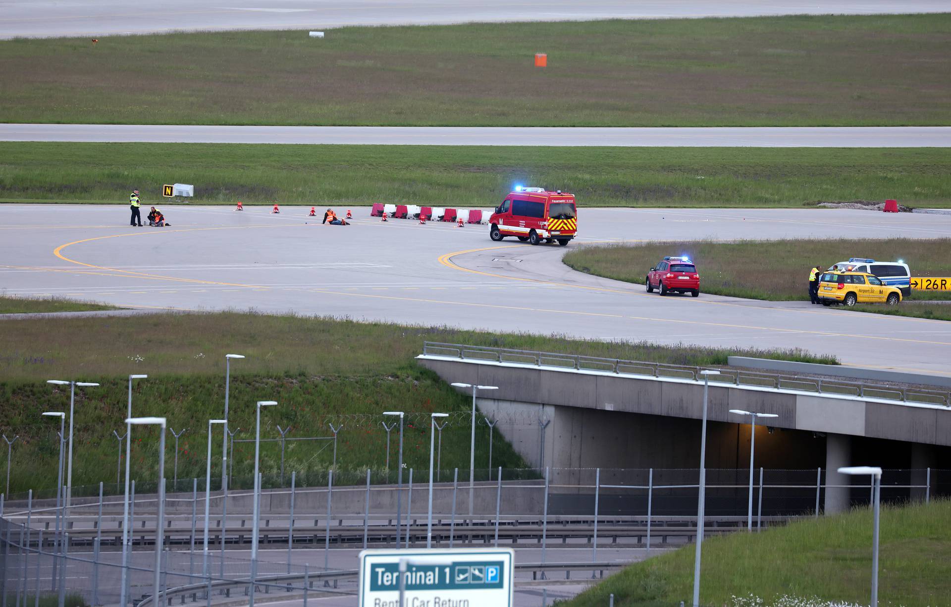 Climate activists paralyze Munich airport