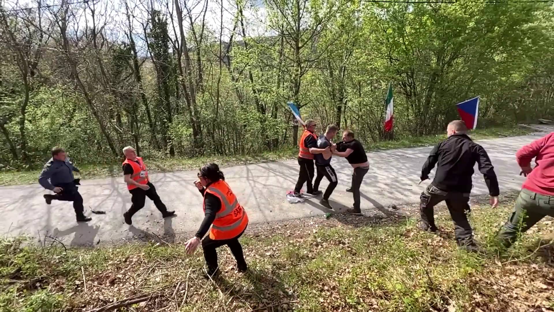 ŠOKANTAN VIDEO Navijači se tuku na stazi relija u Hrvatskoj! U zadnji tren izbjegli tragediju