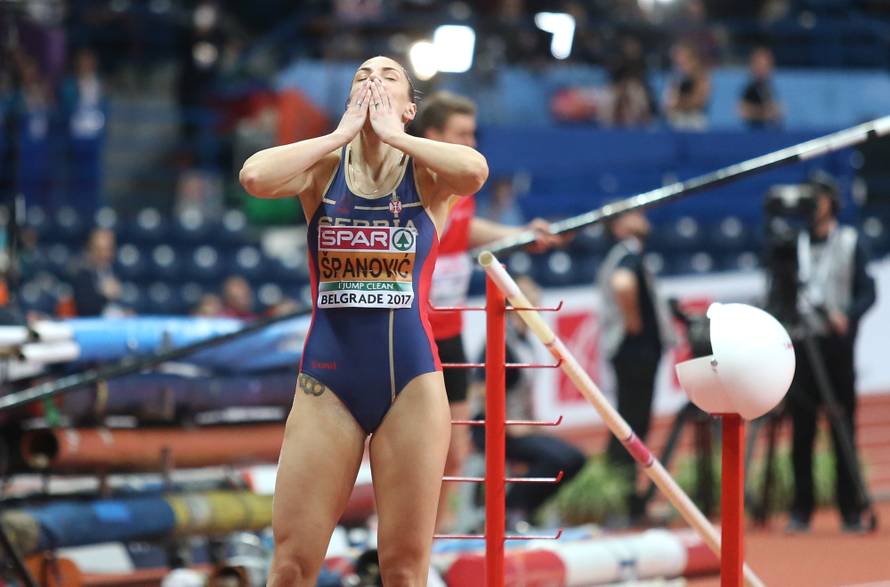 Atraktivna Srpkinja otkrila je dio intimne tetovaže na kuku...