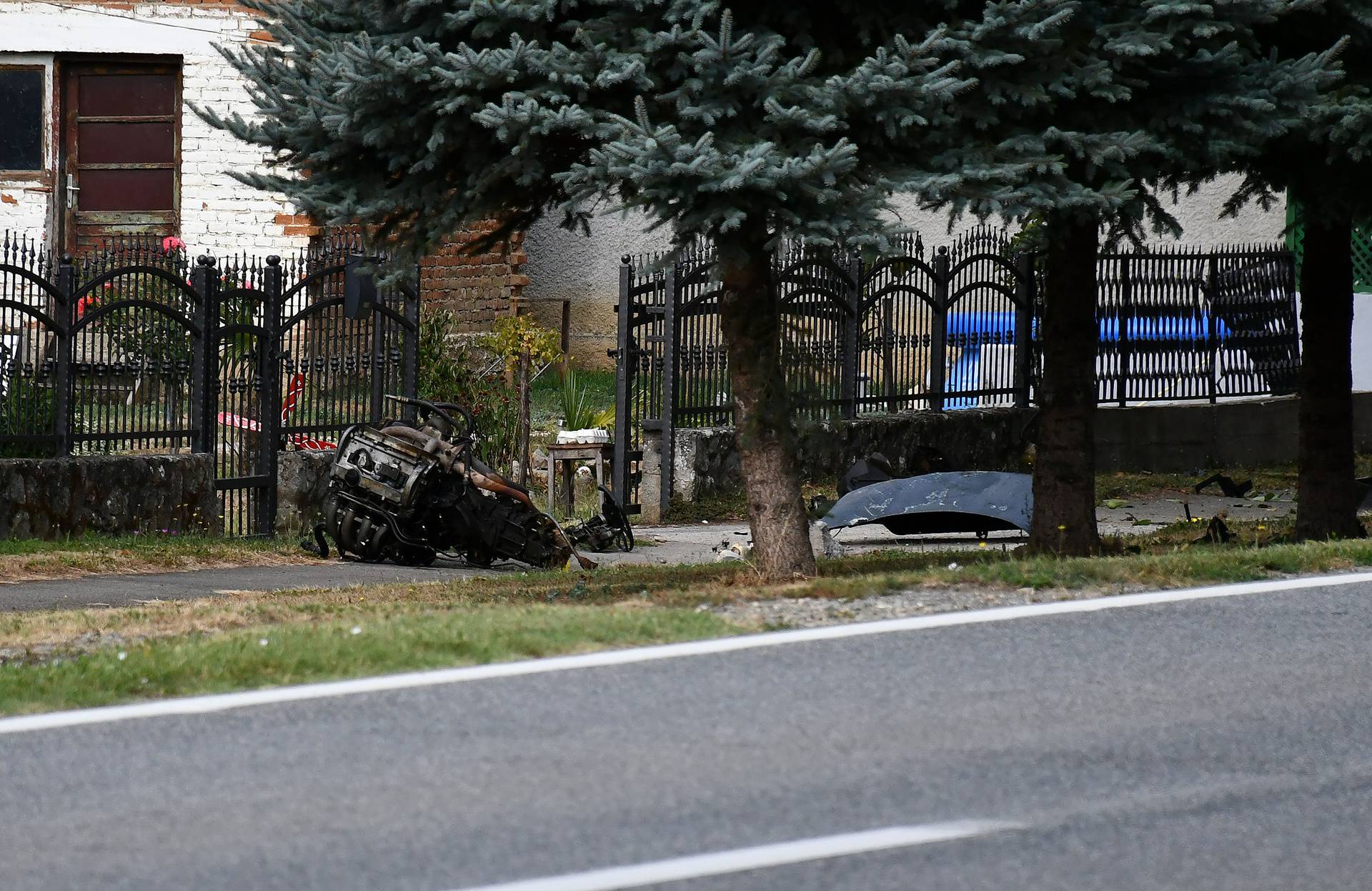 U prometnoj nesreca poginula su dva mladica nakon sto su automobilom sletjeli s ceste i udarili u drvo