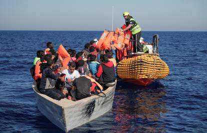 Kod Italije spasili više od 1150 migranata: Vlasti žele zabranu ulaska izbjegličkih brodova