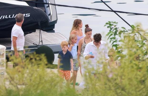 Bivša "Spajsica" Geri Halliwell sa suprugom Christianom i djecom uživa u ljetovanju na Jadranu