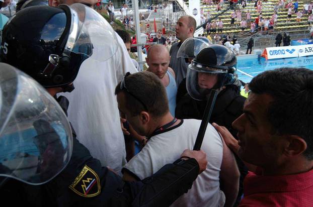 Makljaža Hrvata i Srba usred Kranja: Letjele stolice, policija je tukla, a finale jedva završilo