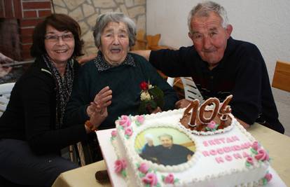 Keka ima 104 godine: Slavila rođendan uz vino i janjetinu