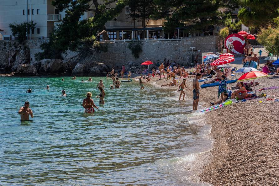 Bol: Ljetni ugođaj na plaži Martinica 