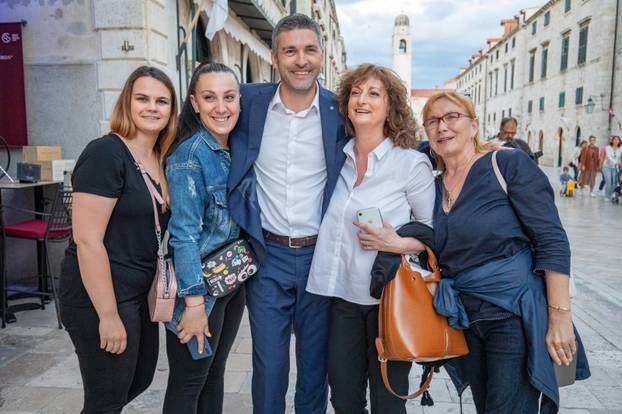 Atmosfera u stožerima: Škorino kolo, veselje kod Penave, Elton John u HDZ-u, ima i 'tihe mise'