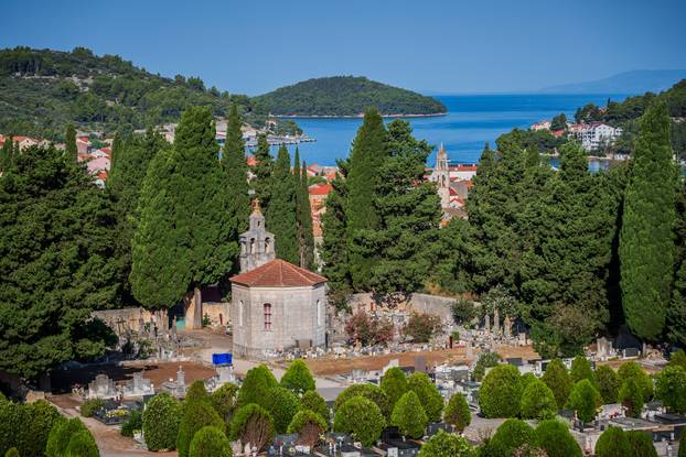 Vela Luka: Prije točno 5 godina umro je Oliver Dragojević, građani na njegovom grobu pale svijeće i ostavljaju poruke 