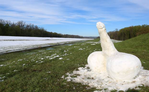 Na ulasku u Draganić osvanula zanimljiva snježna skulptura