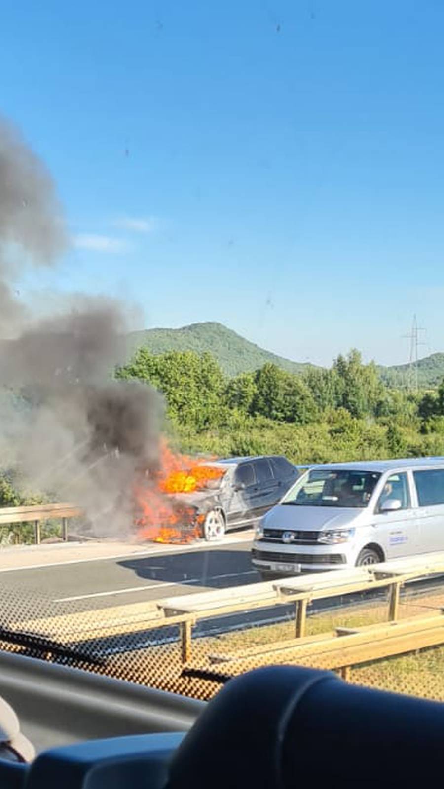 U deset minuta izgorio BMW: Nismo smjeli prići, pucalo je sve