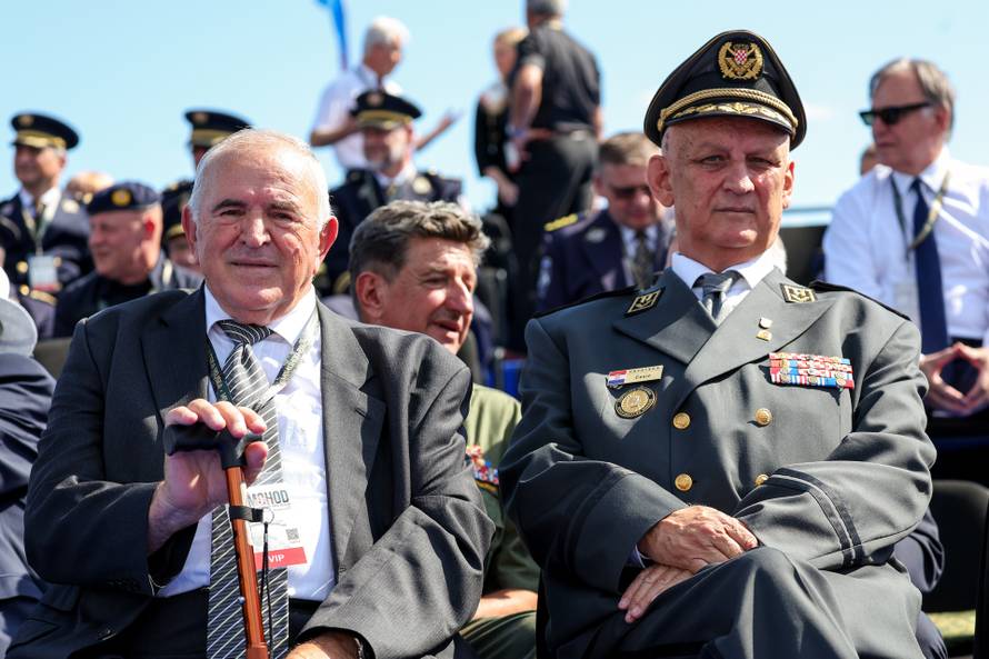 Zagreb: Uzvanici na vojnom mimohodu u povodu 30. obljetnice VRO Oluja