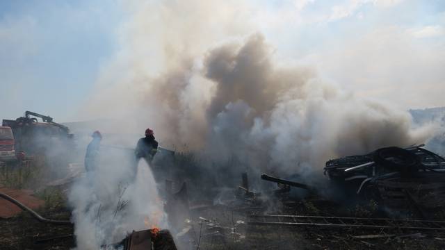 Požar u Konavlima  gase i dva kanadera, teren nepristupačan