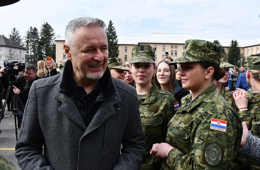 Na svečanoj prisegi ročnika u Požegi pozornost je privukla Diva Perković, kći pjevača Marka Perkovića Thompsona