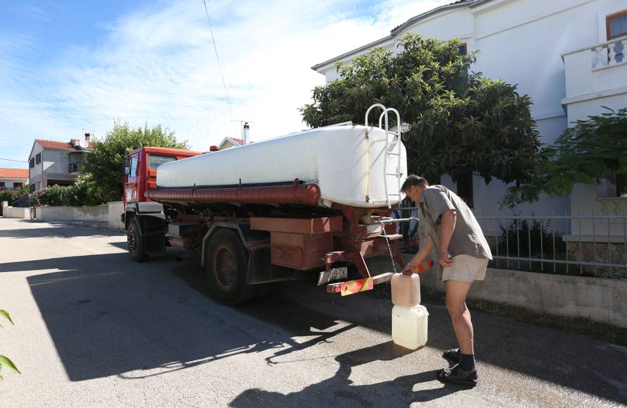 Vodičani su bijesni: Iz slavina nam smrdi kao iz septičke jame