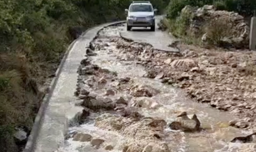 VIDEO Bujica je odnijela cestu u Tribunju: Izađite i obiđite svoje okućnice. Stiže novo nevrijeme