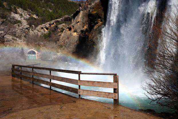 Knin: Slap Kr?i?, poznatiji kao Topoljski buk ili Veliki buk ukrašen dugom