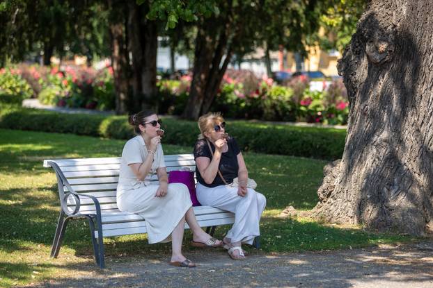 Osijek: Bijeg od vrućina mnogi su tražili u hladu, a najmlađi u igri s vodom kod fontane