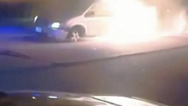 Vozač (84) u Americi bježao policiji s probušenom gumom pa mu se automobil zapalio